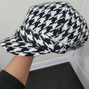 Manhattan Hat Company Black and White Houndstooth Cap